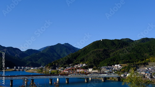 山の上から見る、町（橋、海、空）の風景