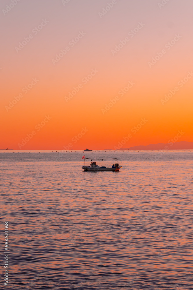 夕焼けの海に浮かぶ船