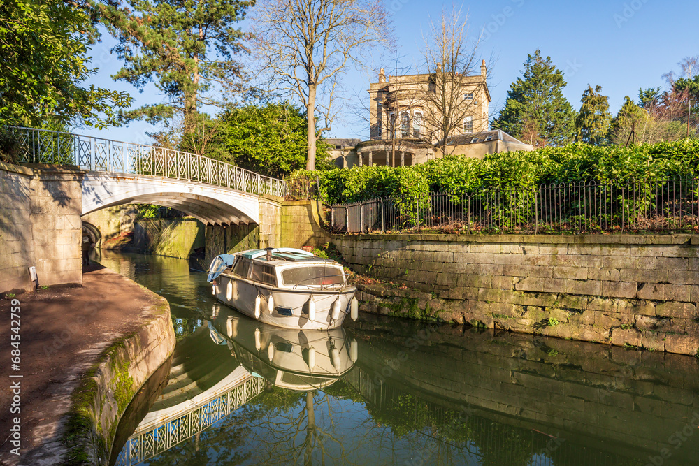 Naklejka premium Barge on the Kennet and Avon Canal at Sydney Gardens in Bath, Somerset, England