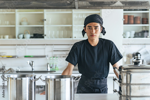 厨房に立つ男性調理師