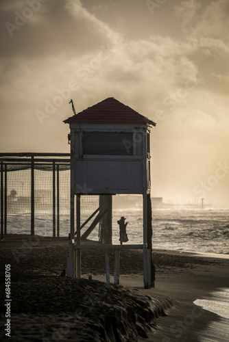 Tour de garde sur une plage un jour de tempête