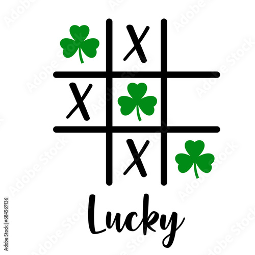 Día de San Patricio. Palabra lucky en texto manuscrito con símbolo de juego lineal tic tac toe con silueta de trébol de 3 hojas para tarjetas y felicitaciones