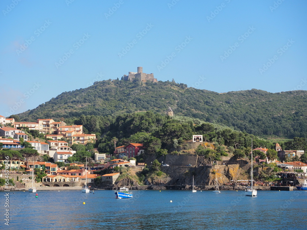 Vue sur le Fort Saint-Elme en été depuis le village de Collioure, France