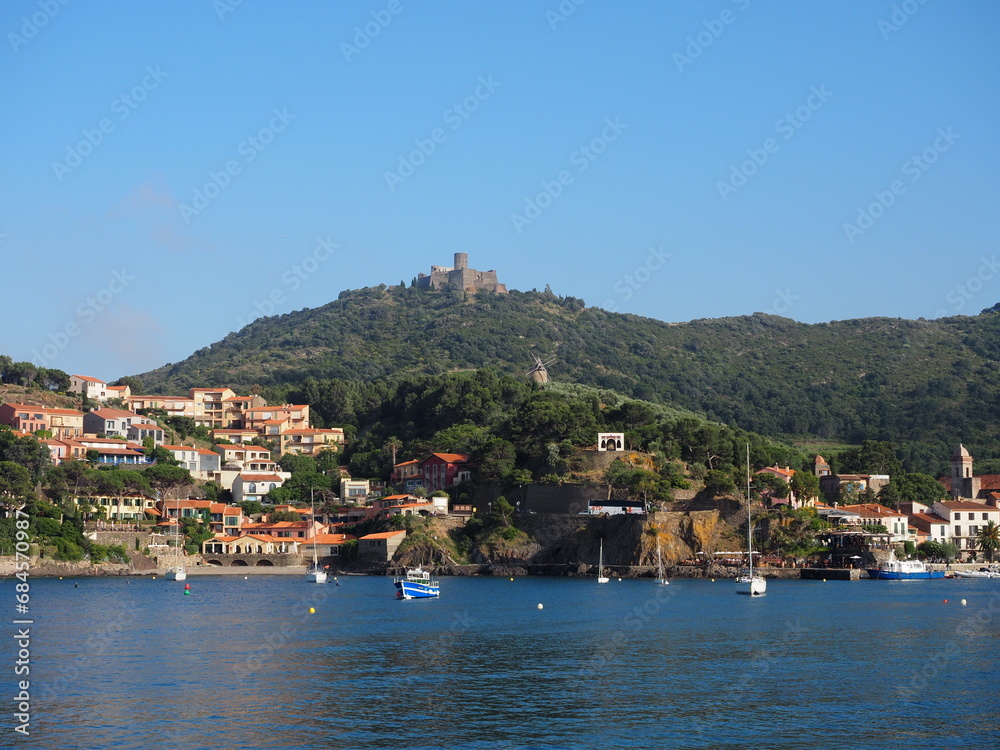 Vue sur le Fort Saint-Elme en été depuis le village de Collioure, France