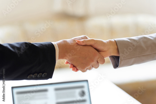 ミーティングで握手をするビジネスパーソン photo
