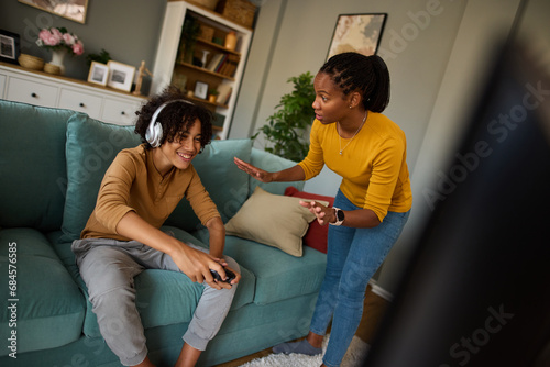 Bilde på lerret Family problems-teenage video games addiction