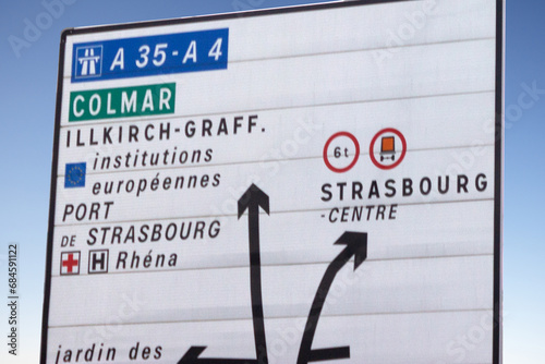 Panneau de signalisation dans le centre-ville de Strasbourg photo