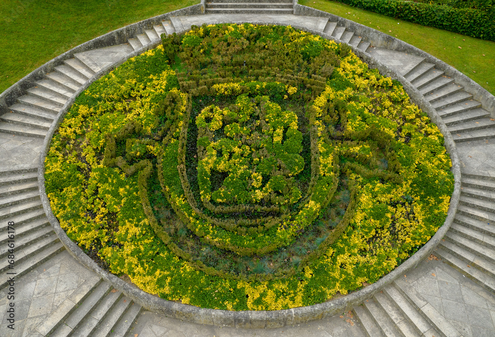 Φωτογραφία The Coat of Arms of Santo Tirso city made of natural flowers and leaves