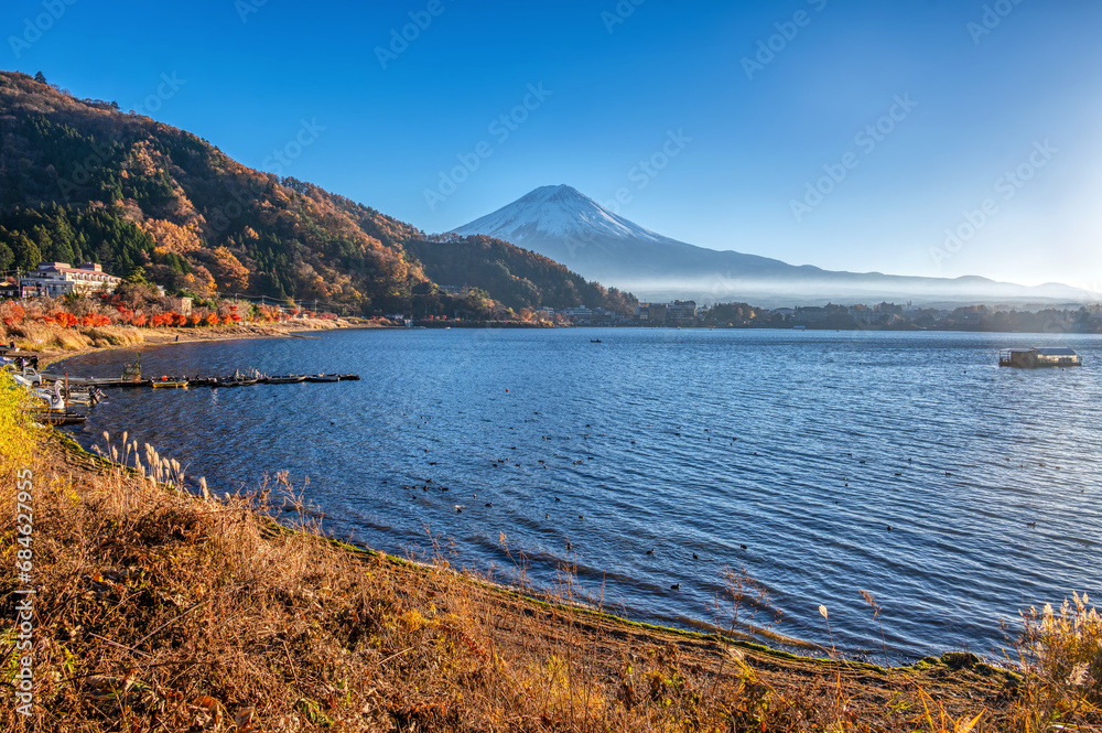 Obraz premium Late afternoon at Lake Kawaguchi with Mount Fuji in the distance. Fuji Five lakes area of Yamanashi prefecture, in autumn