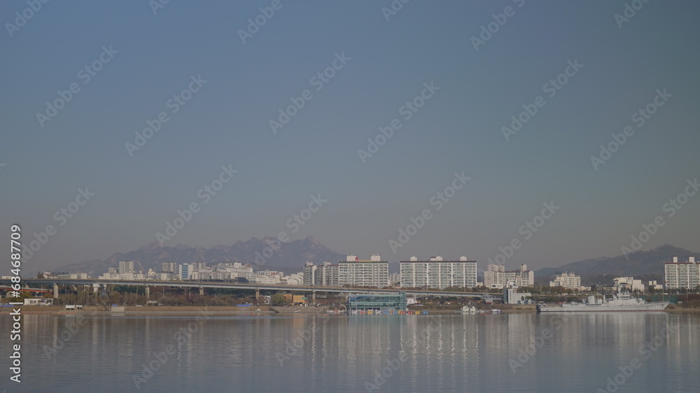 Han River in Korea, riverside scenery and autumn reflected in the river (韓国の漢江、川辺風景と川に映った秋) Han River in Korea, riverside scenery and autumn reflected in the river (韓国の漢江、川辺風景と川に映った秋)