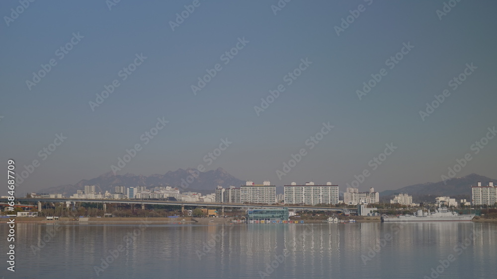 Han River in Korea, riverside scenery and autumn reflected in the river (韓国の漢江、川辺風景と川に映った秋)