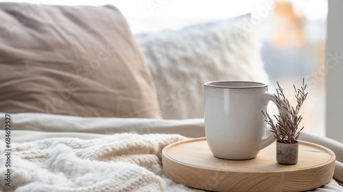 Kubek kawy na podstawce w łóżku pastelowe poduszki, naturalność o poranku