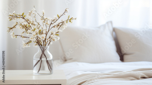 Zdjęcie poduszek z wazonem pełnym kwiatów w delikatnych kolorach