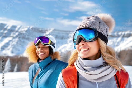 Zwei Freundinnen beim Ski fahren 