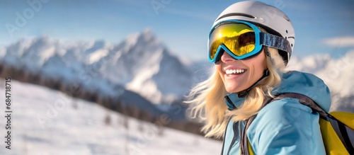Lächelnde Frau beim Ski fahren, im Hintergrund eine Winterlandschaft in den Bergen