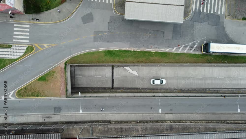Visão aérea do trânsito de veículos na saída de um túnel na cidade de Mogi das Cruzes, São Paulo, Brasil