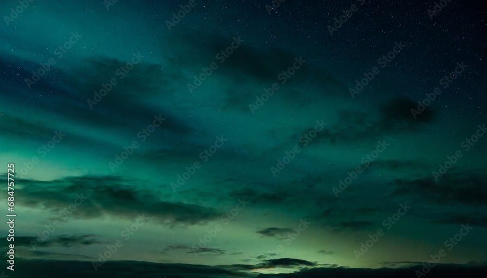 Cielo de noche en aurora boreal