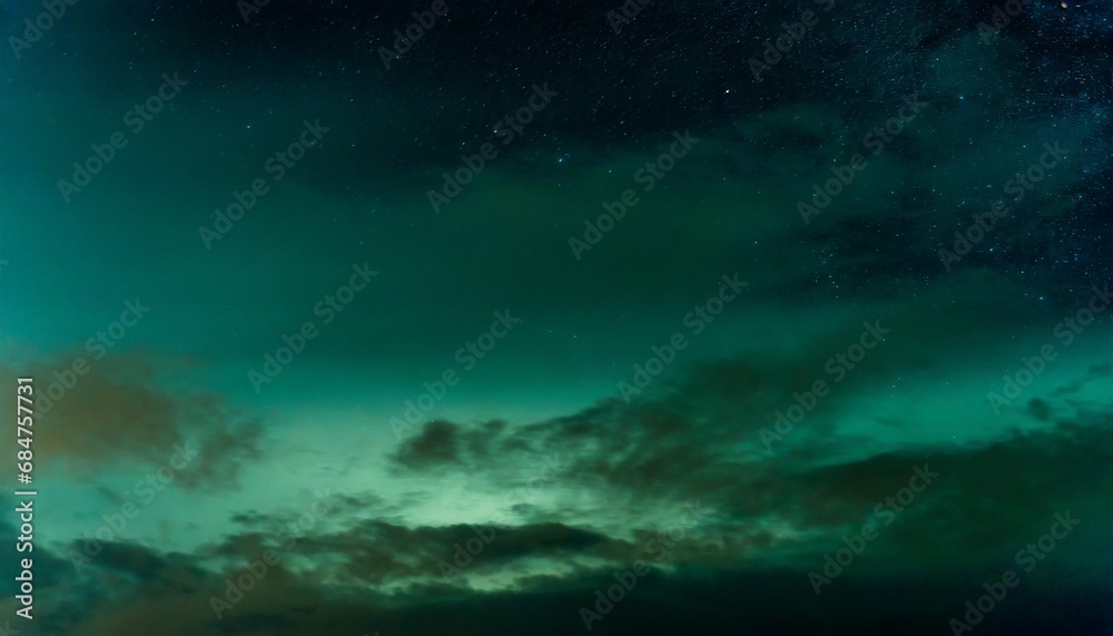 Cielo de noche en aurora boreal