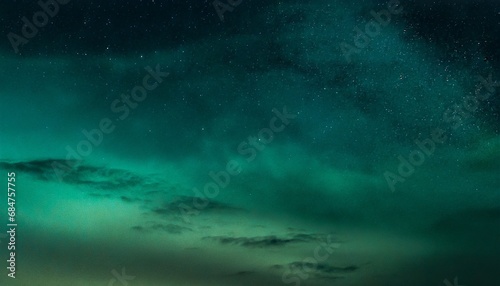 Cielo de noche en aurora boreal