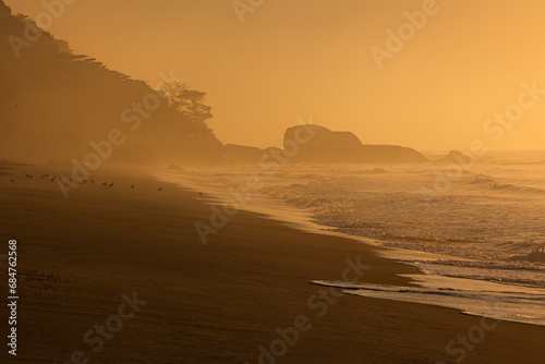 Hora dourada no amanhecer na praia