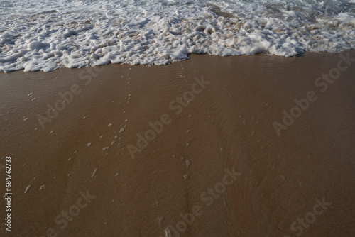 lindas ondas do mar na praia ao amanhecer photo