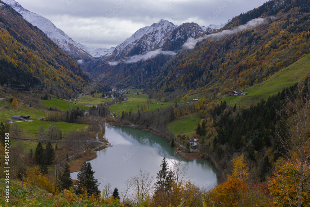 Bergpanorama mit See im Herbst.