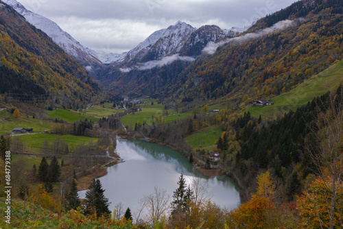 Bergpanorama mit See im Herbst.