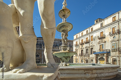 Papier peint In the heart of Palermo's loveliest square, Piazza Pretoria, stands this magnificent fountain, Fontana Pretoria, work of the Florentine sculptor Francesco Camilliani
