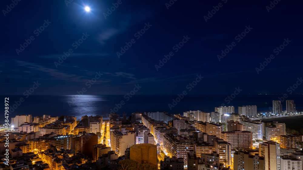 vistas nocturnas de una ciudad junto al mar