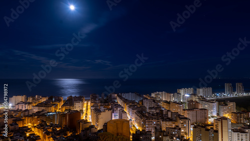 vistas nocturnas de una ciudad junto al mar photo