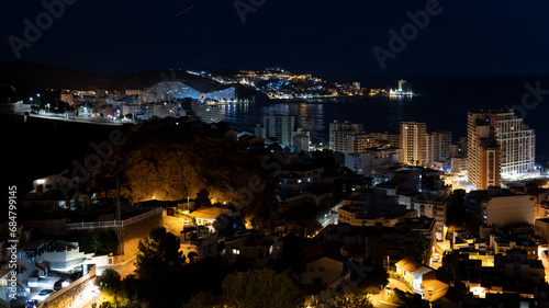 vistas nocturnas de una ciudad junto al mar photo
