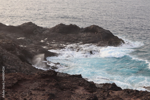 olas rompiendo en rocas photo