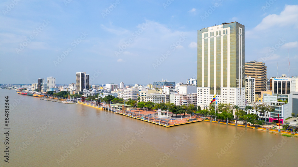 Vista de Guayaquil desde el río Guayas