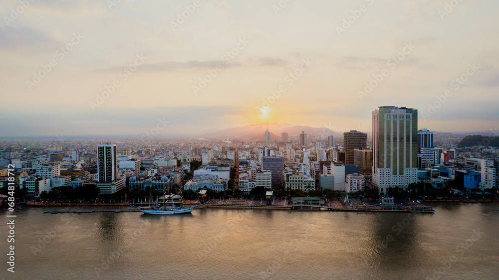 Fototapeta premium Atardecer en Guayaquil 
