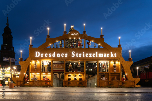 Schwibbogen 589. Striezelmarkt 2023 in Dresden, Sachsen photo