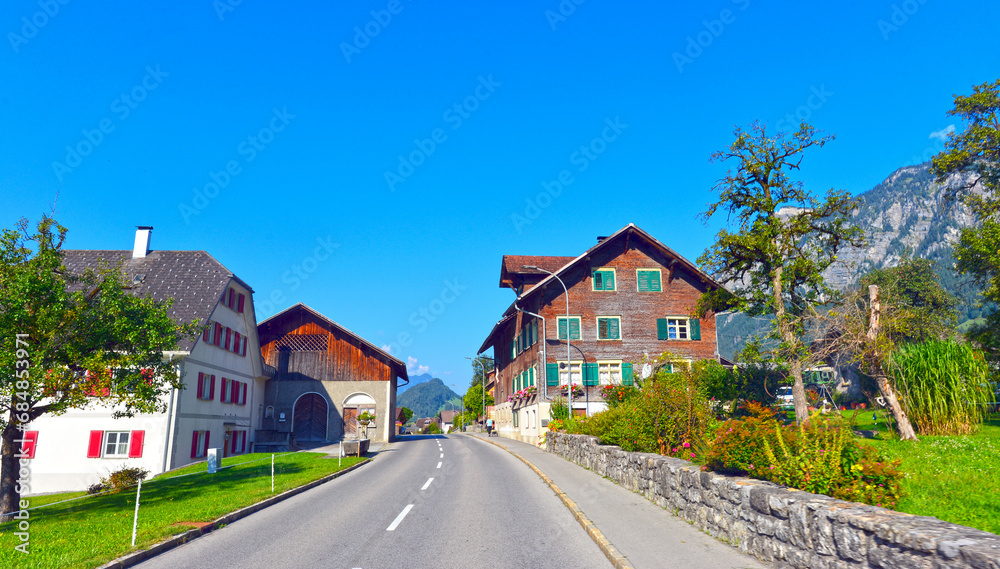 Die Klostertalstraße in Innerbraz im Klostertal, Bezirk Bludenz (Vorarlberg, Österreich)