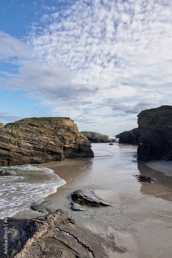 Paisaje playa rocosa 