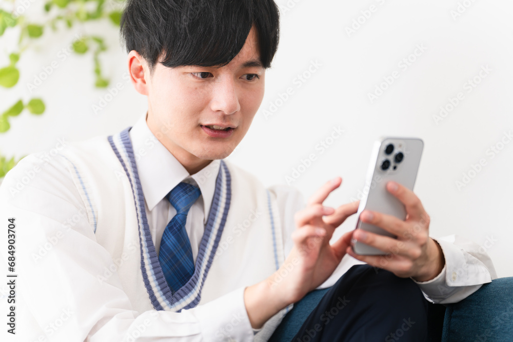 学生服を着ている若い男性　学生イメージ