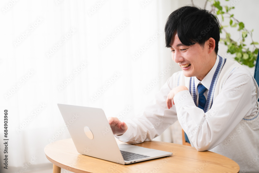 学生服を着ている若い男性　学生イメージ