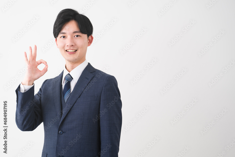 ビジネススーツを着ている若い男性 ビジネスイメージ ビジネススーツを着ている若い男性 ビジネスイメージ