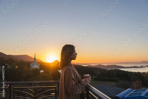 夕焼け空と女性