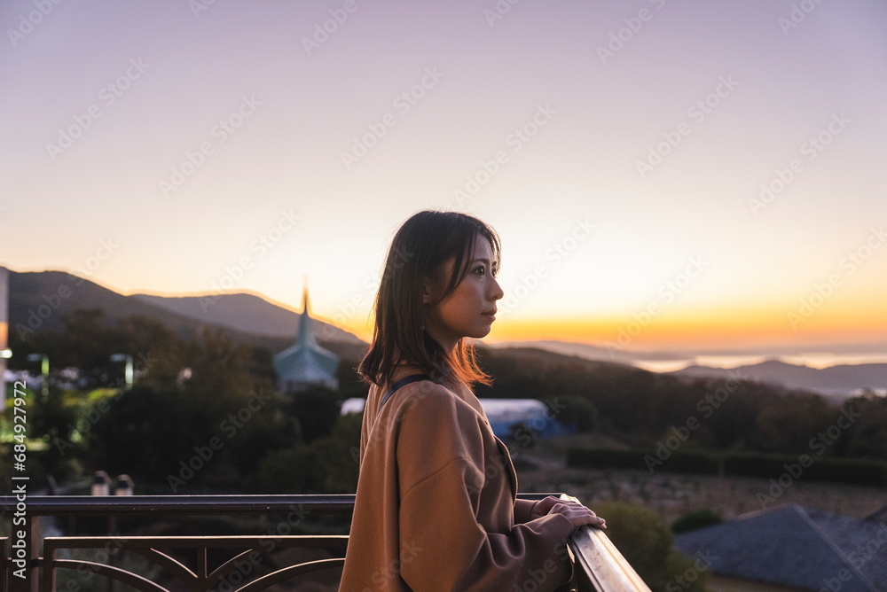 夕焼け空と女性 夕焼け空と女性