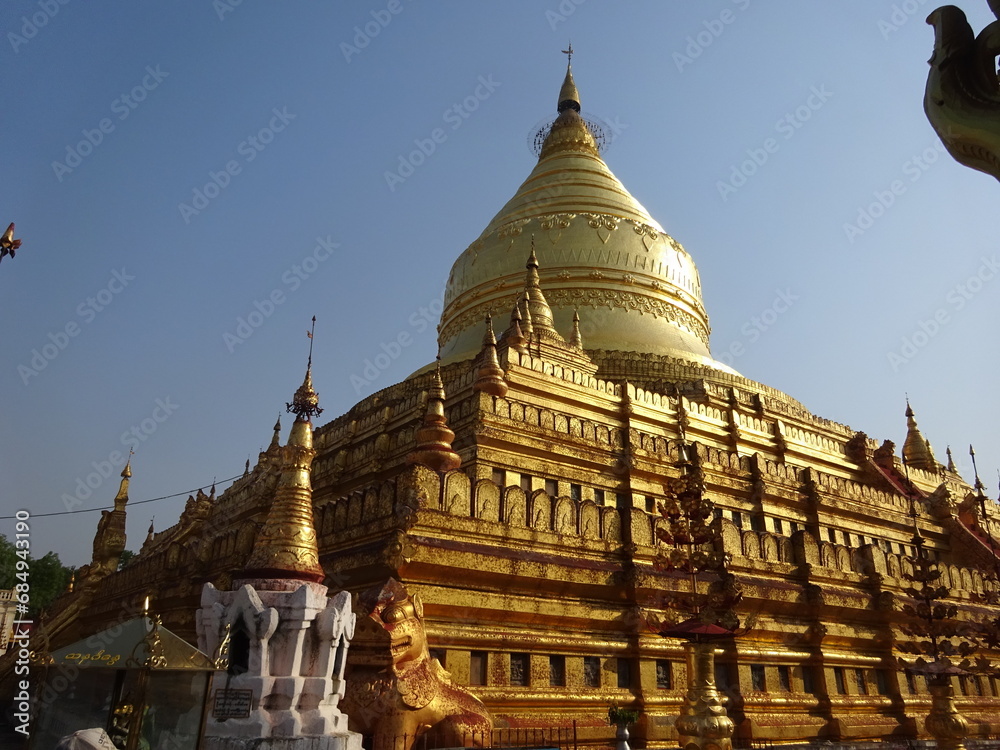 Fototapeta premium シュエズィーゴォンパヤー ミャンマー・パガン