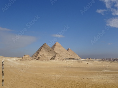 ギザの三大ピラミッドと王妃たちのピラミッド　ギザ・エジプト　Three Pyramids, Giza, Egypt　