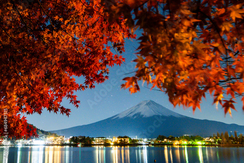 夜の富士山と紅葉