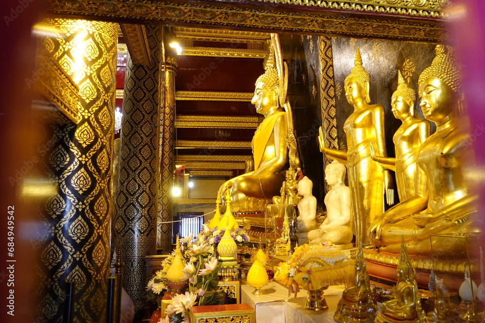 Fototapeta premium タイで1番美しい仏像 ワット プラシー ラタナー マハータート ピサヌローク・タイ วัดพระศรีรัตนมหาธาตุวรมหาวิหาร (วัดใหญ่) Phitsanulok, Thailand