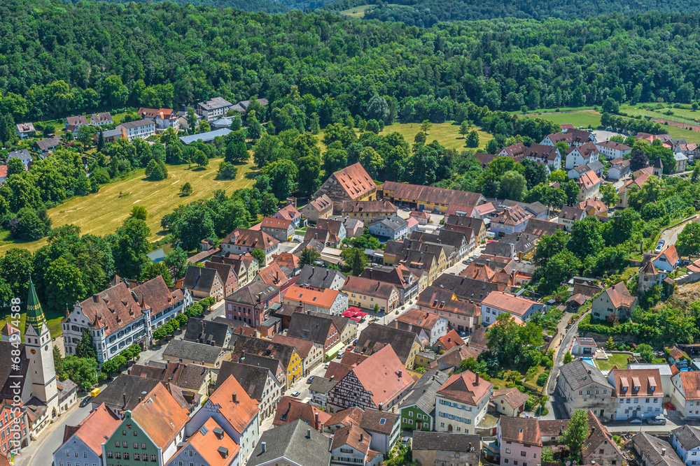 Die idyllische Stadt Pappenheim im Naturpark Altmühltal von oben, Ausblick auf die Altstadt
