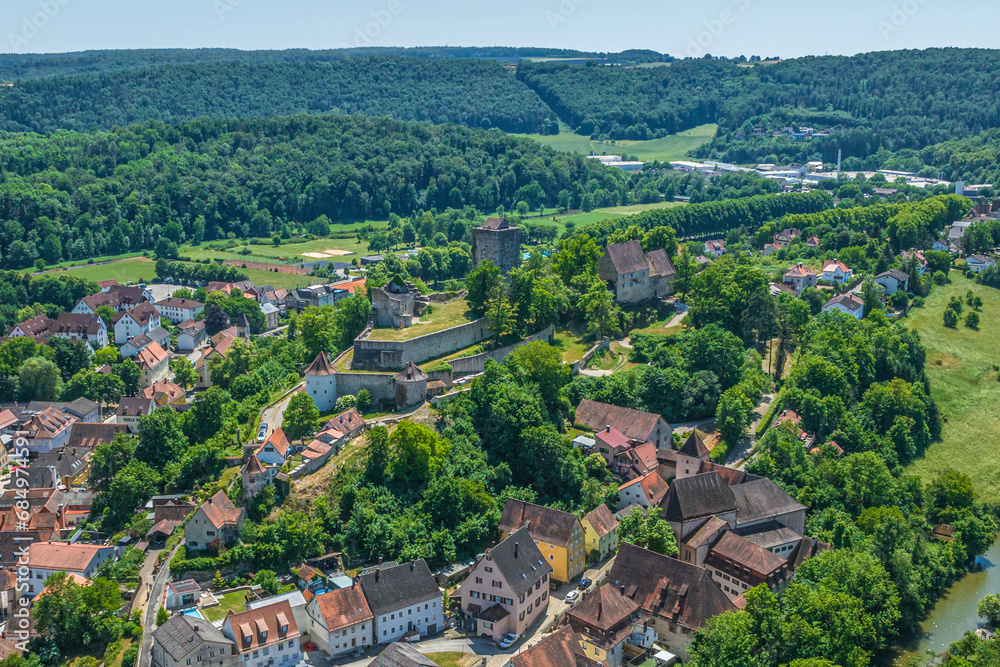 Die idyllische Stadt Pappenheim im Luftbild, Blick zur Burg, dem Wahrzeichen der Stadt im Altmühltal