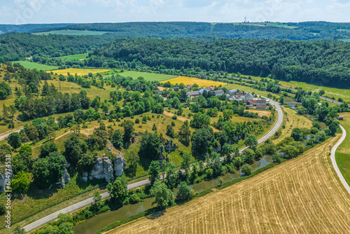 Das Altm  hltal bei Sollnhofen im Luftbild  Ausblick auf die Ortschaft Esslingen