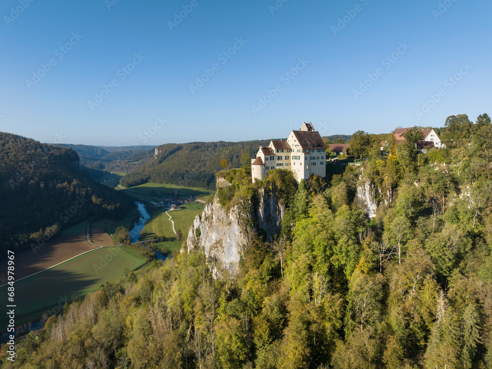 Fototapeta premium Luftbild von Schloss Werenwag auf einem Felssporn im oberen Donautal